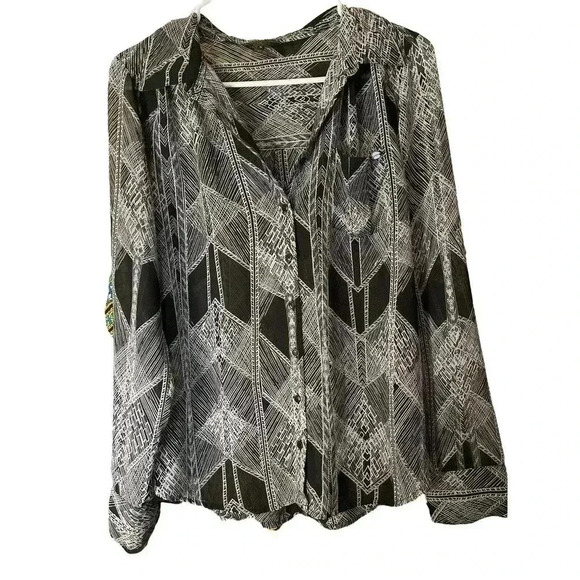 GUESS SIZE MEDIUM BLACK AND WHITE BUTTON DOWN SHIRT - Picture 1 of 2